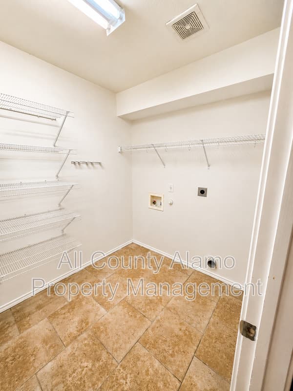 Selma House: 9006 Pinseeker