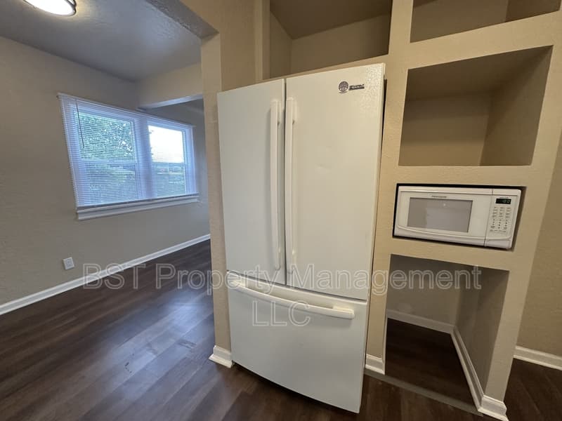 Salem House: 732 Bieber Avenue Northeast