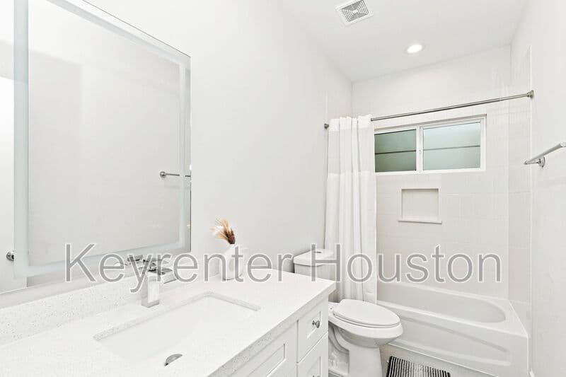 Houston House: 835 Dorchester Street