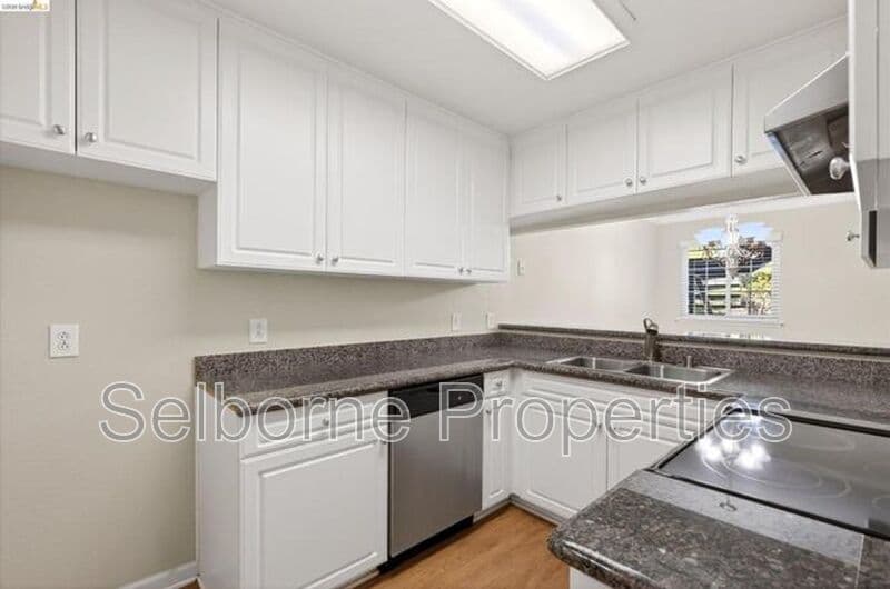 Oakland House: 660 Canyon Oaks Dr