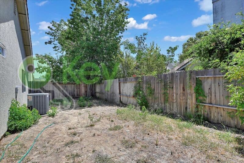 Sacramento House: 8428 Cassatt Way