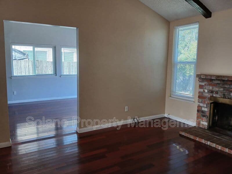 Vallejo House: 400 Mokelumne Drive