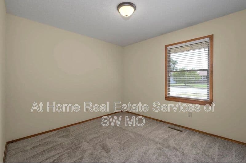 Springfield House: 1141 E Cambridge St