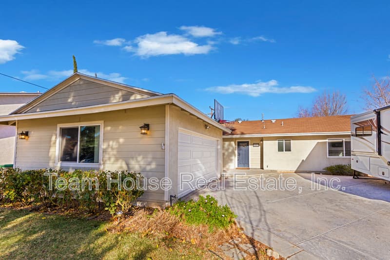 Santa Clarita House: 22327 Espuella Drive