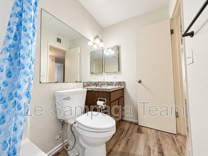 Glendale House: 5934 N 48th Ln