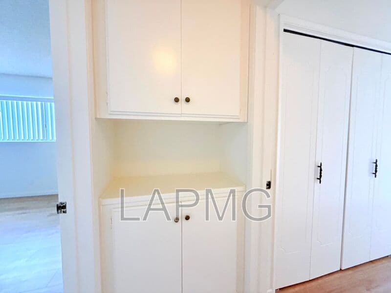 Los Angeles House: 1275 Barry Avenue