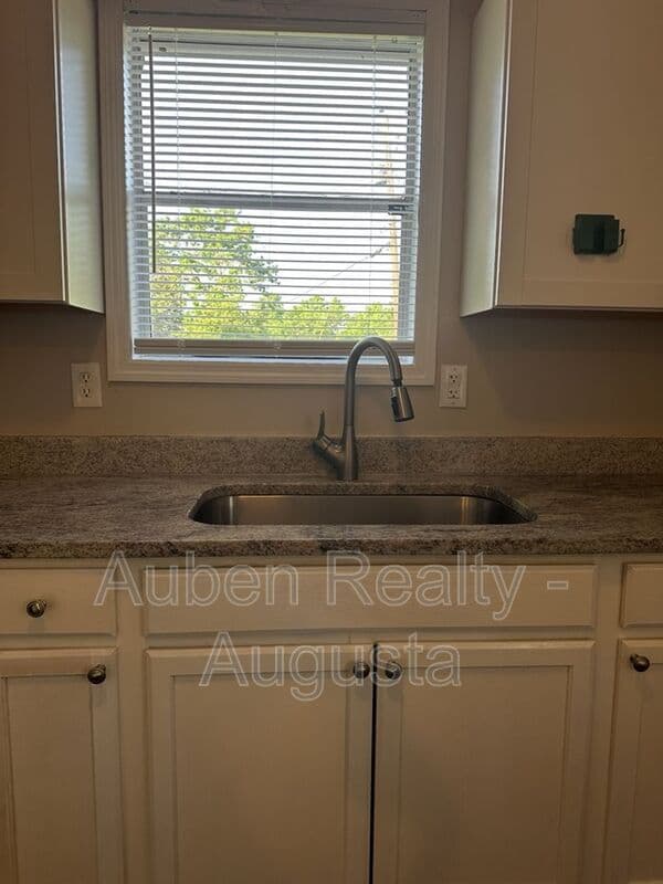 Augusta House: 3202 Gerald Dr E