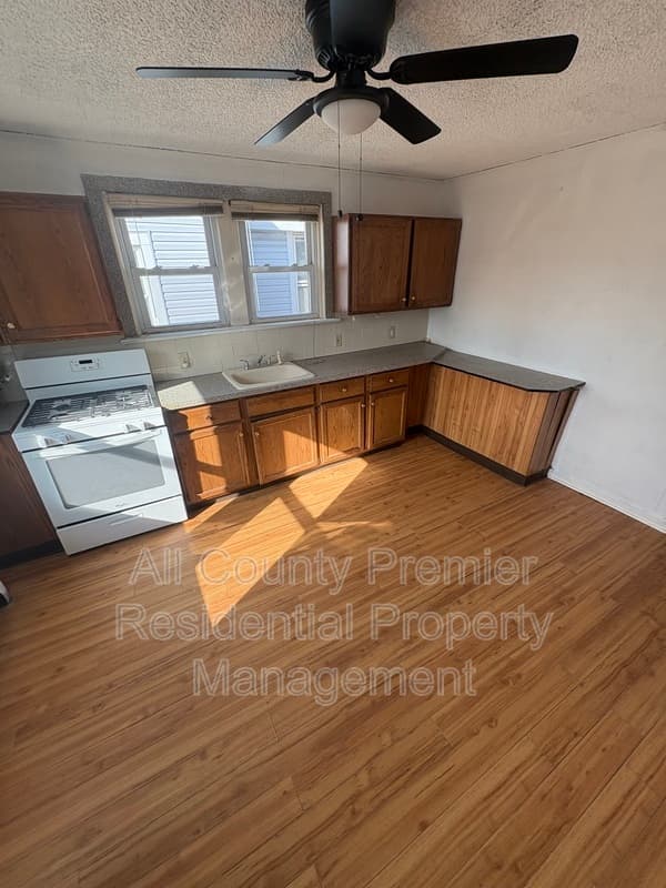 Hamilton Condo: 717 Schiller Avenue