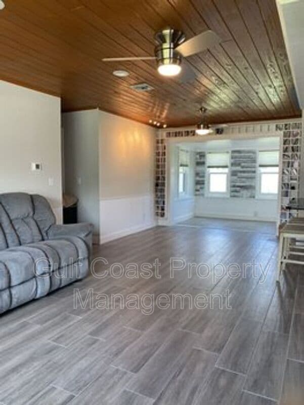 Venice House: 232 Glen Oak Road