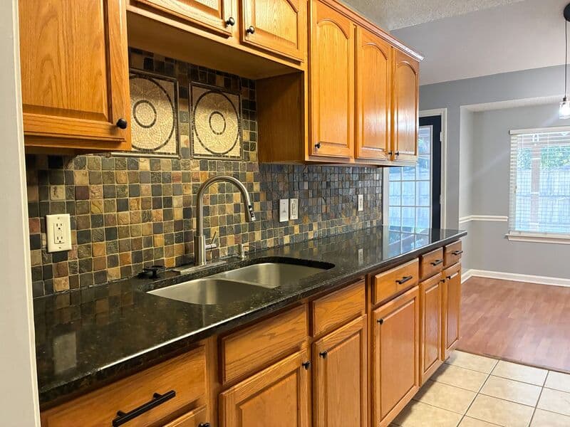 Rincon House: 105 E 9th St