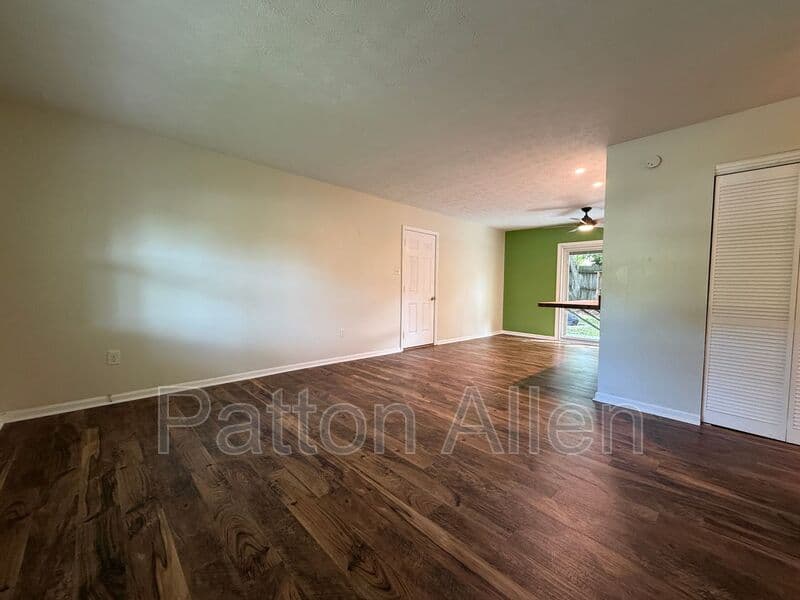 Fairview House: 14 Fox Run Pl
