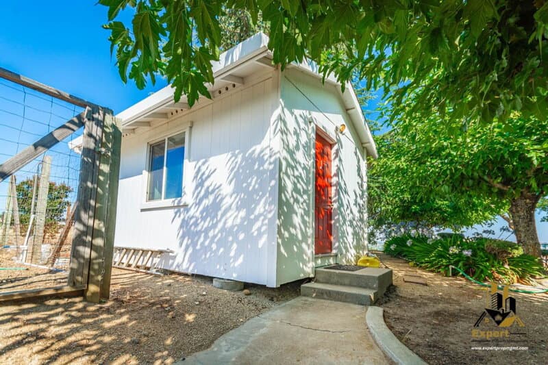 Newcastle House: 1811 Oak Terrace
