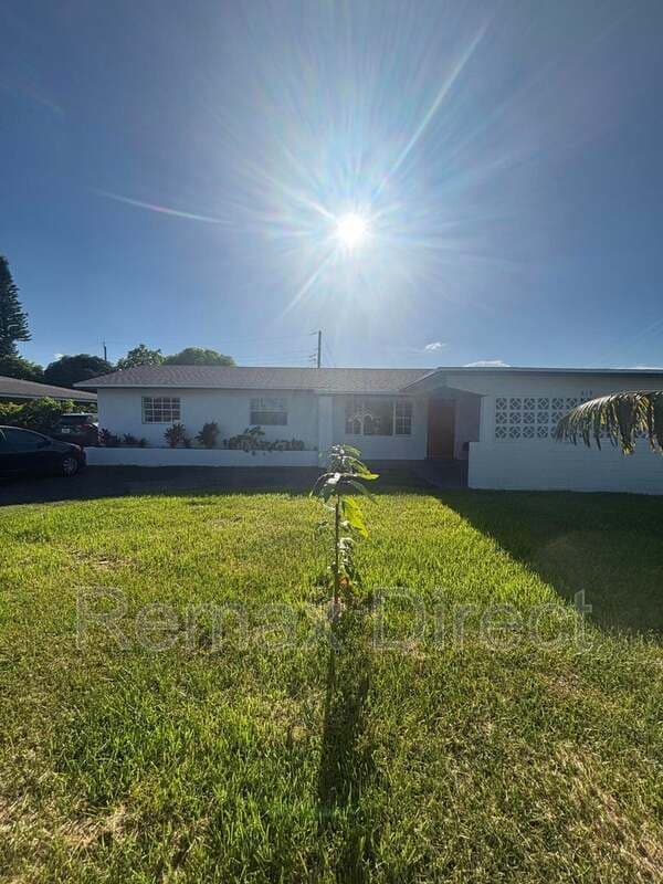 WEST PALM BEACH House: 319 S Congress Avenue