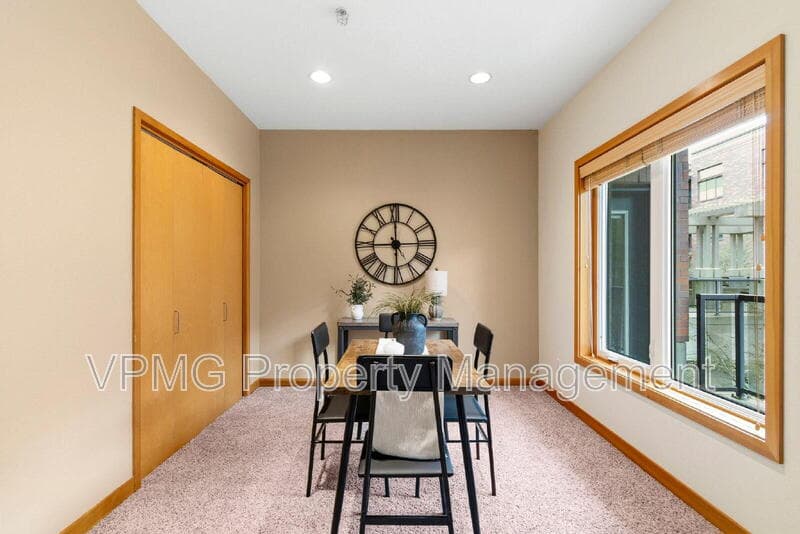 Vancouver Condo: 400 W 8th St