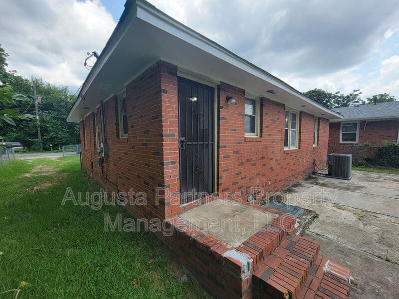 Augusta House: 2111 Dyer Street