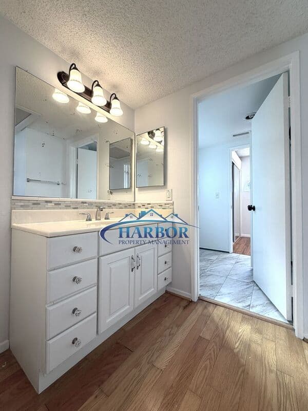 Compton House: 720 Matthisen Cir
