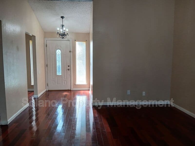 Vallejo House: 400 Mokelumne Drive