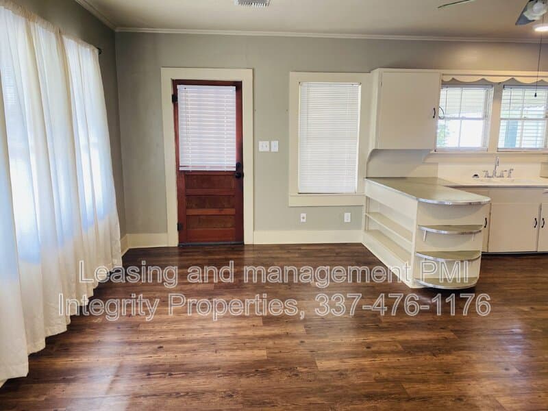 Broussard House: 306 S Lee Ave