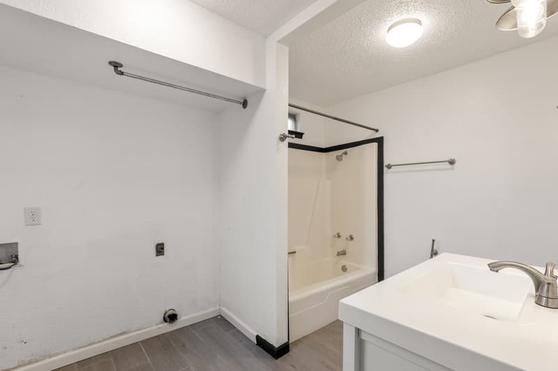Burnet House: 400 North River Oaks Drive
