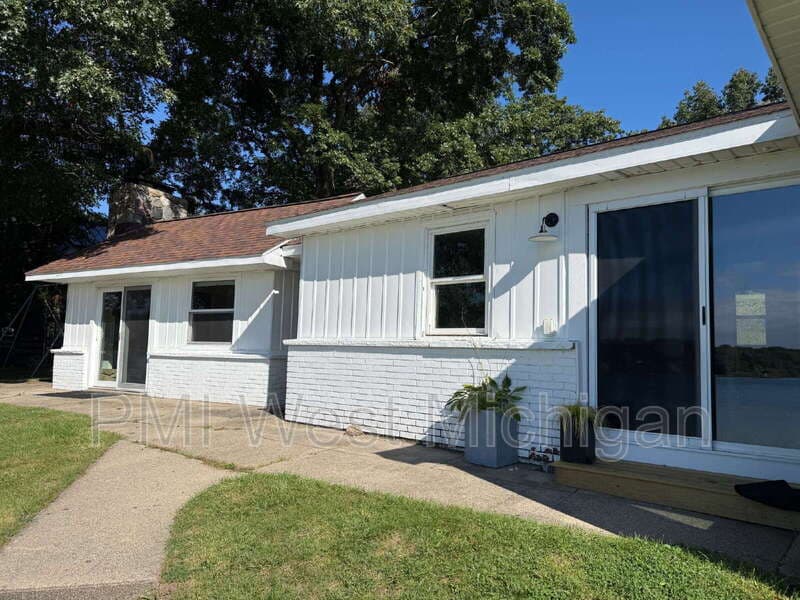 Wayland House: 12495 Oakwood Shores Street