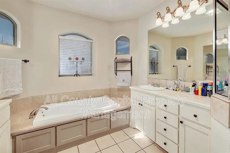 Lakeway House: 101 Cheerful Court