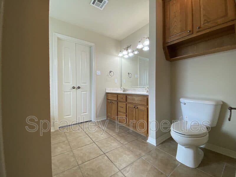 Temple House: 2014 Carriage House Dr
