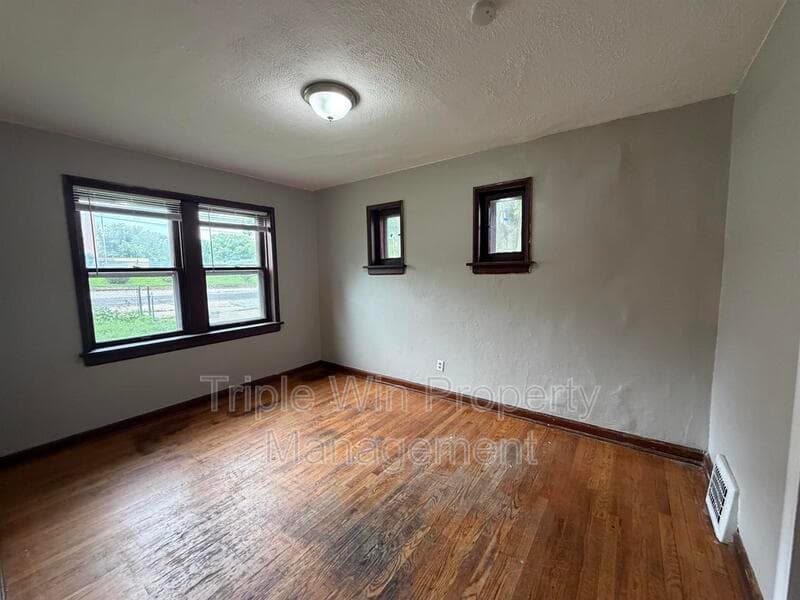 Saint Louis House: 8126 Albin Ave