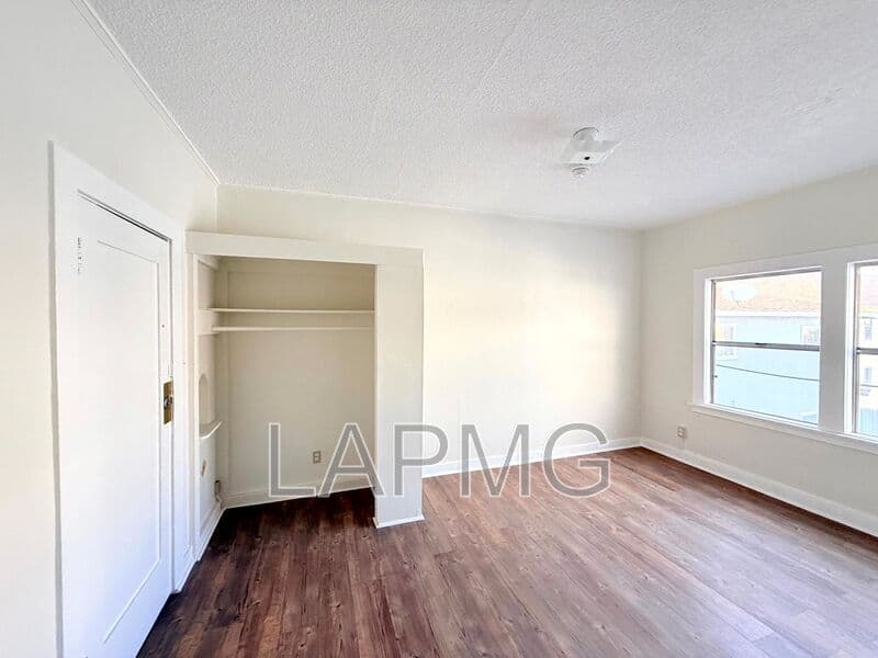 Los Angeles House: 1614 N. Kenmore Avenue