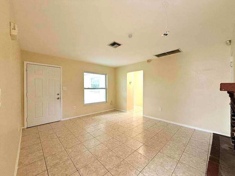 Fort Myers House: 2985 Saint Charles Street