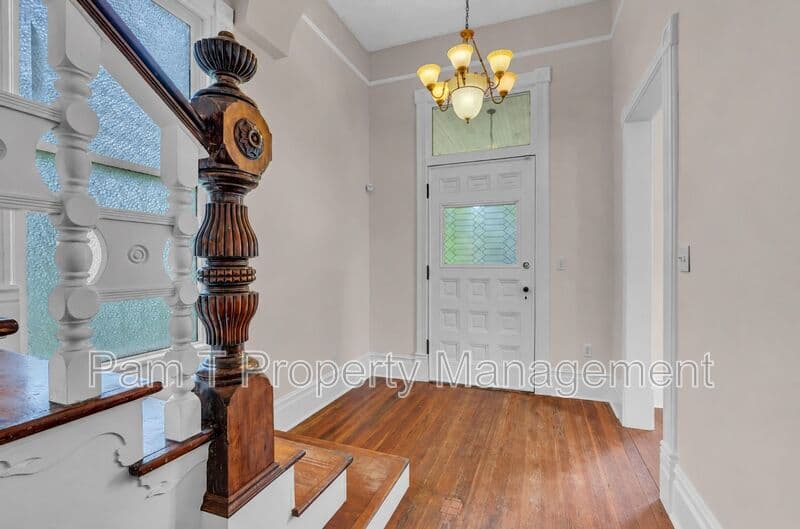 Savannah House: 201 W 37th St