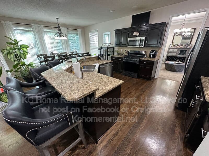 Overland Park House: 11429 W 142nd Ter