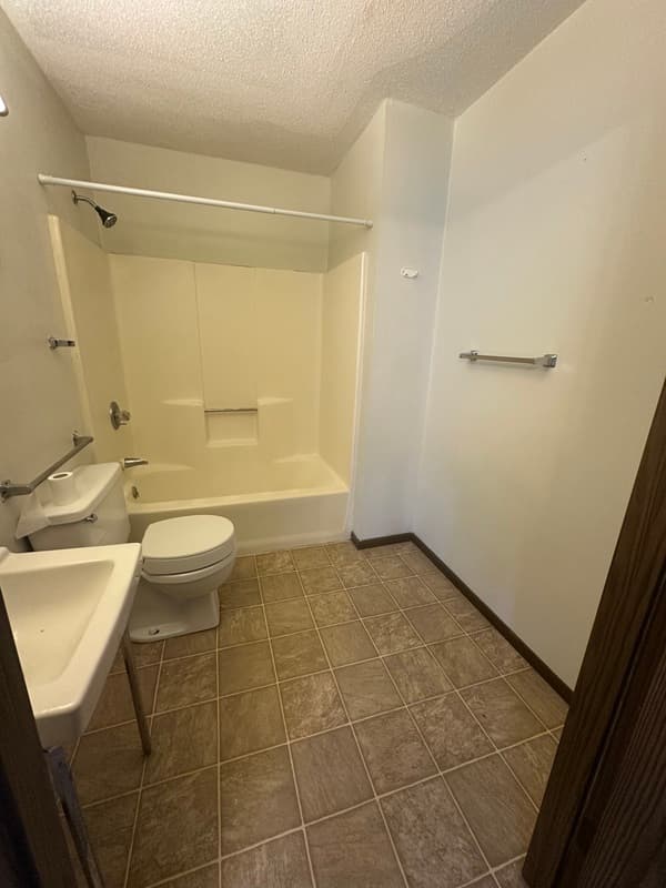 Hiawatha Condo: 980 Eisenhower Rd