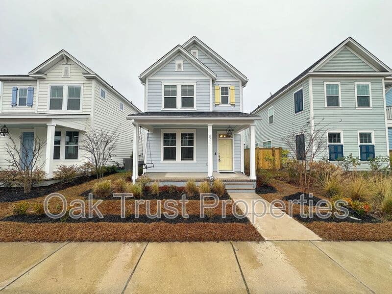 Summerville House: 651 Blueway Avenue