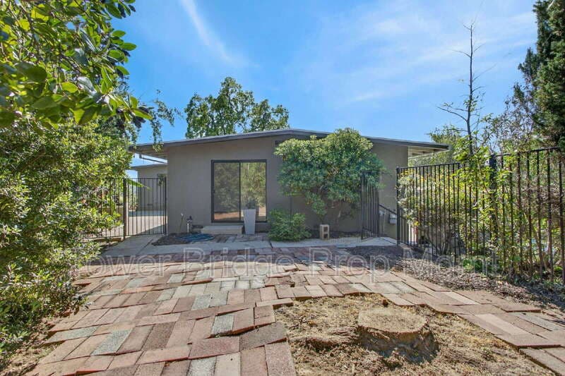 Fair Oaks House: 3937 Orangewood Dr