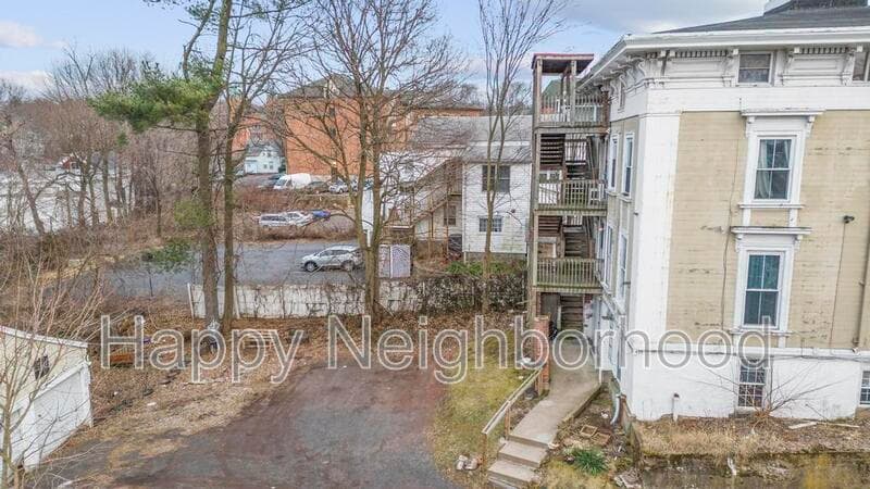 Meriden House: 216 East Main StreetUnit 4