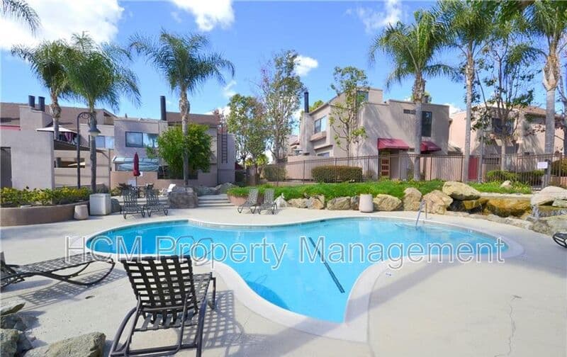 Lake Forest House: 25761 Le Parc