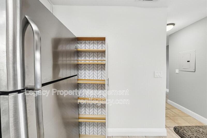 Sacramento Condo: 9101 Newhall Dr
