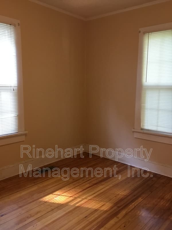 Rock Hill House: 448 Willowbrook Avenue