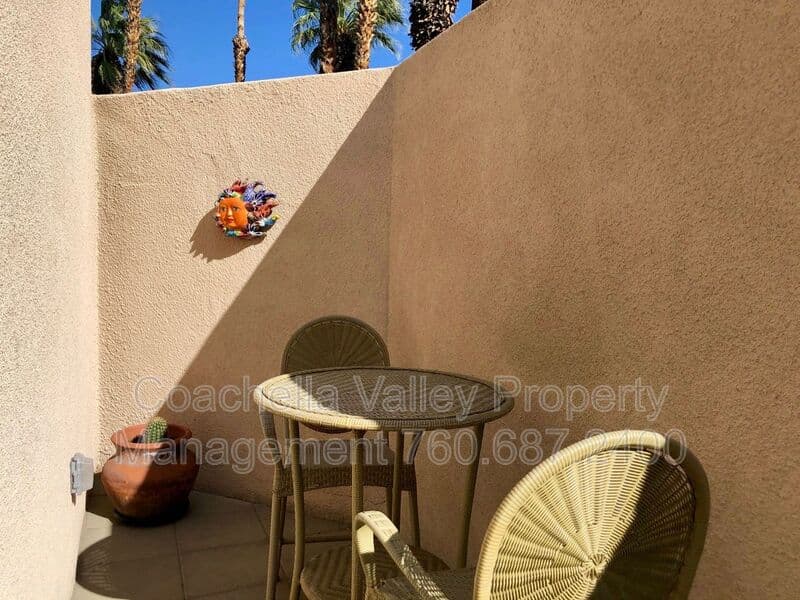 Palm Springs House: 999 Village Square South