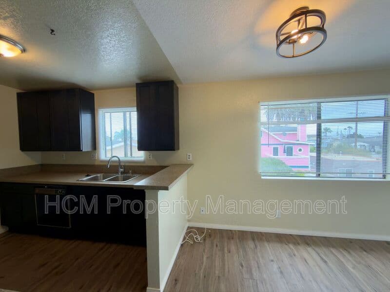 San Pedro House: 922 W 25th St