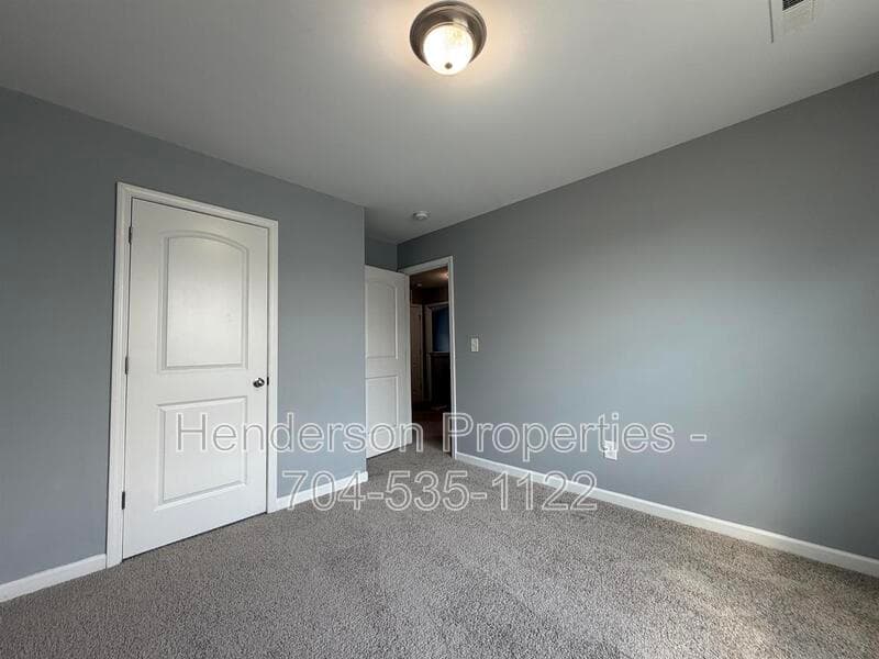 Charlottte House: 9025 Sharpes Cir