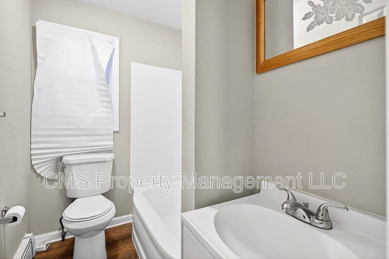 Old Bridge House: 24 Steinhardt Ave