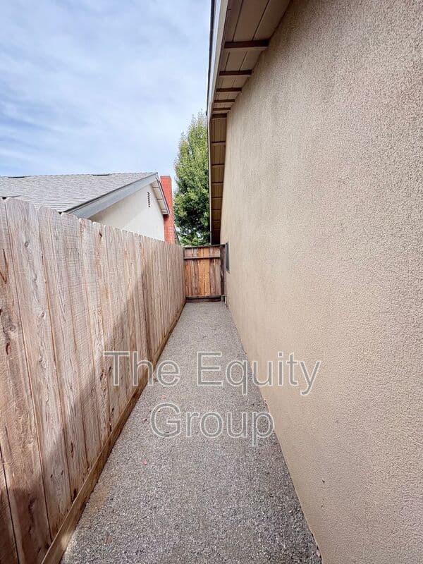 Visalia House: 1931 South Stevenson Ct