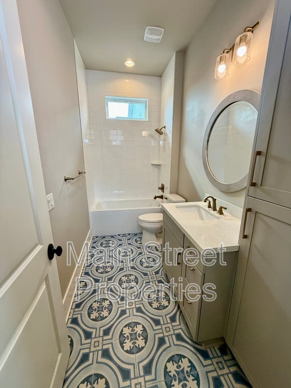 Pensacola House: 1205 East Scott Street