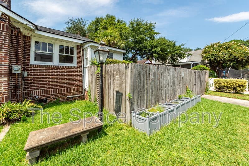 Charleston House: 25 8th Avenue