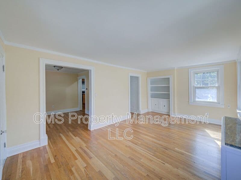 West Orange House: 14 Winding Way