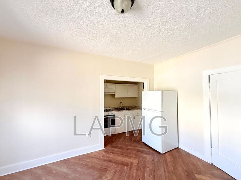 Los Angeles House: 1614 N. Kenmore Avenue