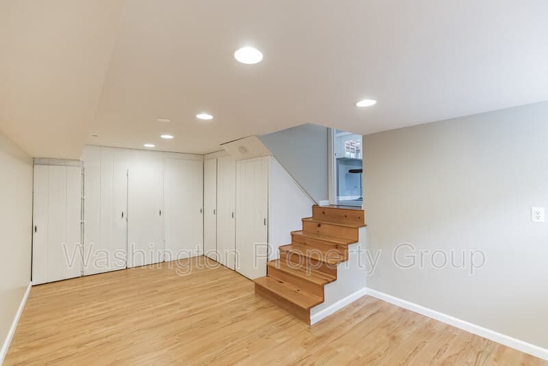 Fairfax House: 4232 Linden St