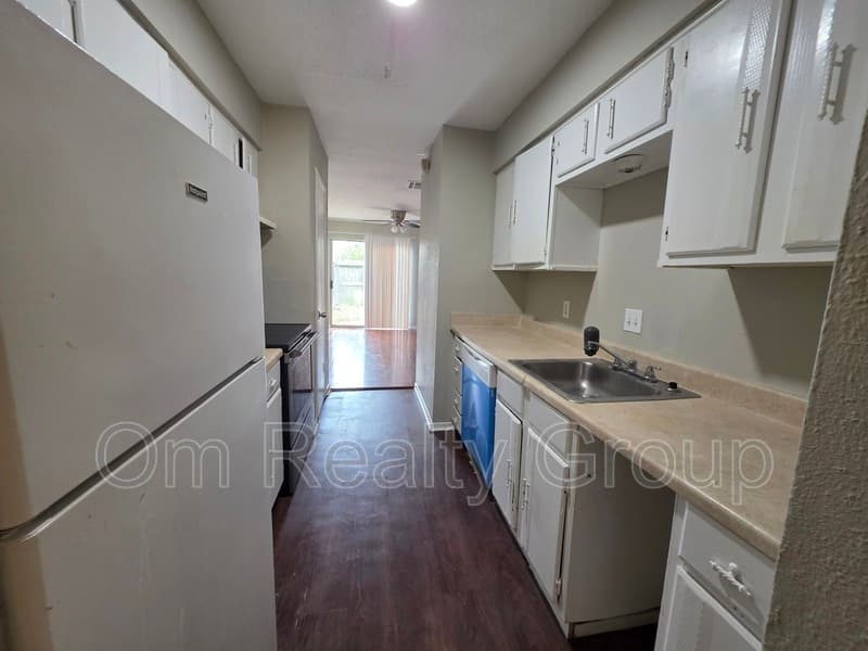Houston House: 12722 Shannon Hills Dr,