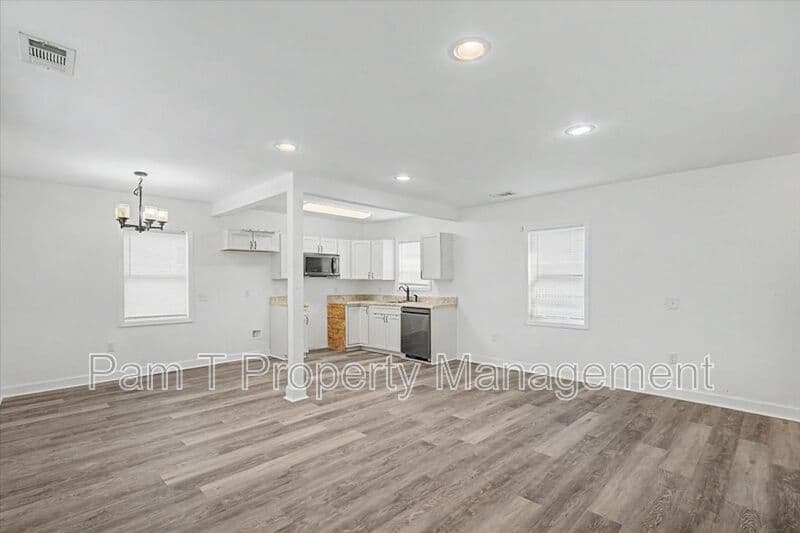 Savannah House: 1200 E 37th St